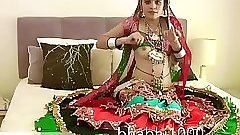 Gujarati indian college babe jasmine mathur garba dance and showing bobbs