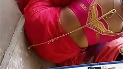 Madurai hot tamil married girl showing her deep navel and boobs in public